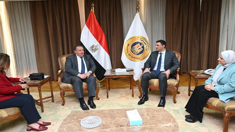 وزير الصناعة: حريصون على فتح قنوات اتصال دائمة مع المؤسسات العلمية والمهنية