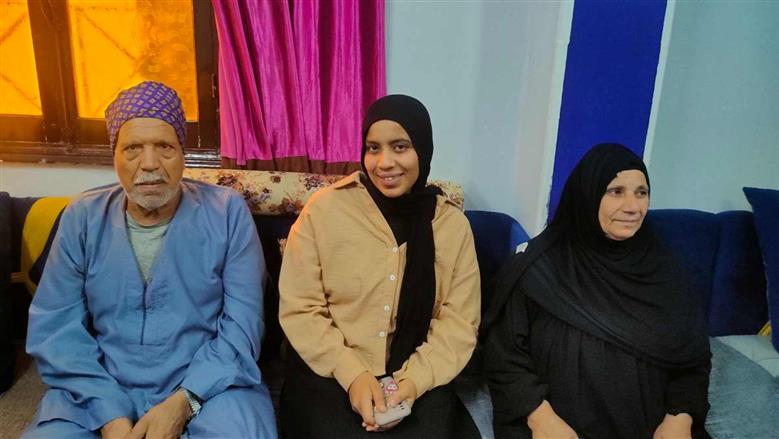 وسط فرحة أسرتها.. «هناء» ابنة أسيود الأولى على الجمهورية في الدبلومات الفنية الصناعية: «حلمي أدخل كلية حاسبات ومعلومات»