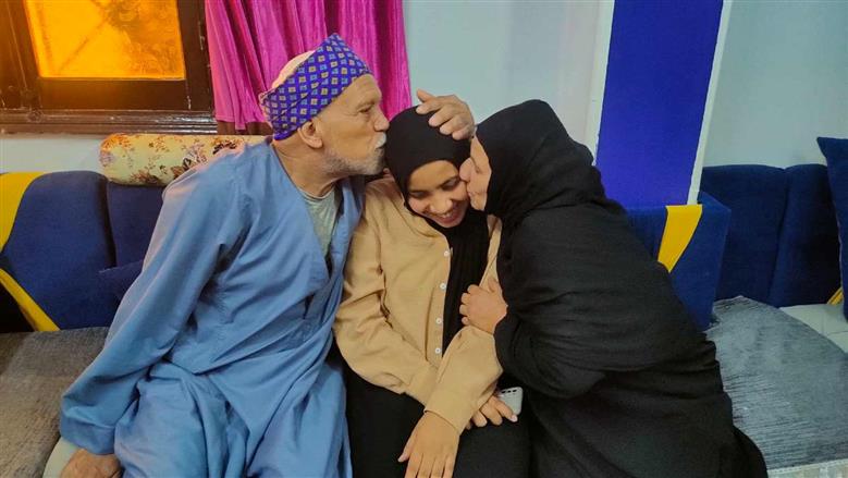 وسط فرحة أسرتها.. «هناء» ابنة أسيود الأولى على الجمهورية في الدبلومات الفنية الصناعية: «حلمي أدخل كلية حاسبات ومعلومات»