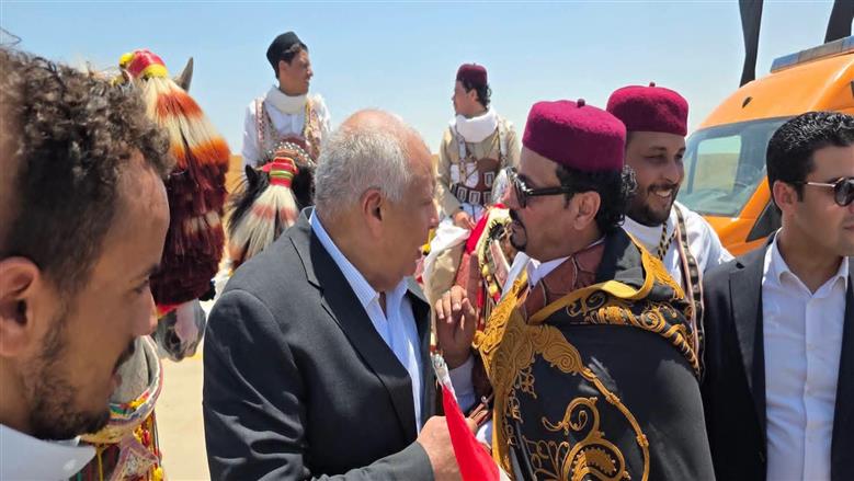فرسان مطروح بالزى البدوى والخيول خلال استقبالهم منتخب مصر بمطار العلمين