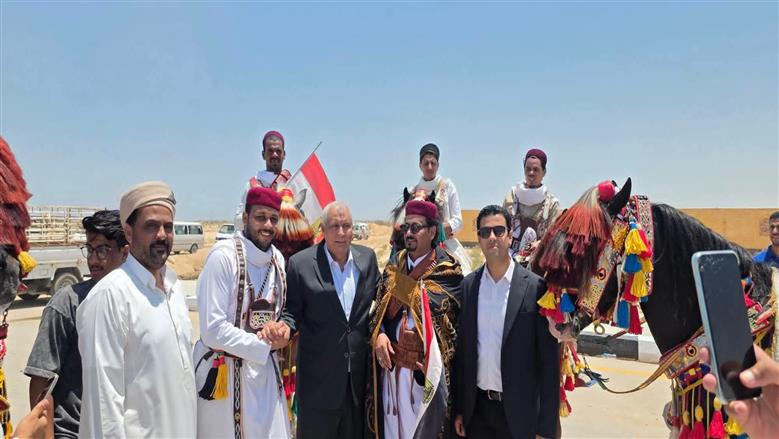 فرسان مطروح بالزى البدوى والخيول خلال استقبالهم منتخب مصر بمطار العلمين
