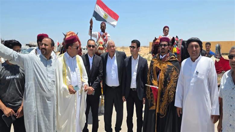 فرسان مطروح بالزى البدوى والخيول خلال استقبالهم منتخب مصر بمطار العلمين