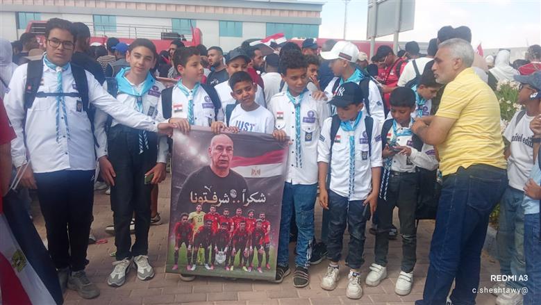 شباب مطروح بالزى البدوى خلال استقبالهم منتخب مصر بمطار العلمين