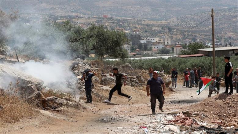 اندلاع مواجهات بين الأهالي والمستوطنين عقب اقتحامهم قرية المغير بالضفة المحتلة