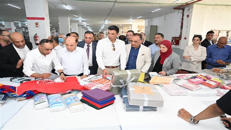 وزير الصناعة ومحافظ الغربية يتفقدان 3 مصانع متخصصة في الغزل والنسيج