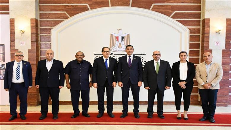 جوهر نبيل وزير الشباب والرياضة مع رئيس الأنوكا
