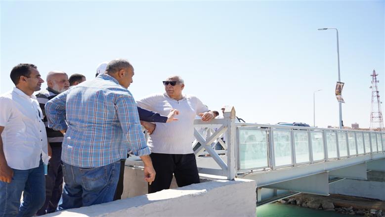محافظ مطروح خلال متابعة تطوير كوبري روميل