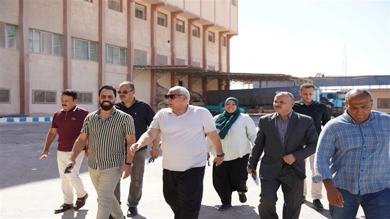 محافظ مطروح خلال متابعة مطاحن الدقيق بمدخل مدينة مرسي مطروح
