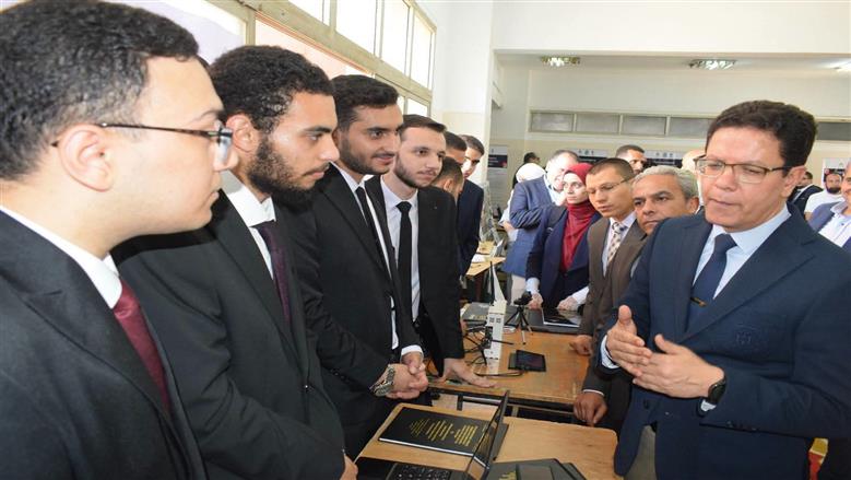 رئيس جامعة بنها يتفقد مشروعات تخرج هندسة بنها ويؤكد دعم الابتكار وربط التعليم بسوق العمل