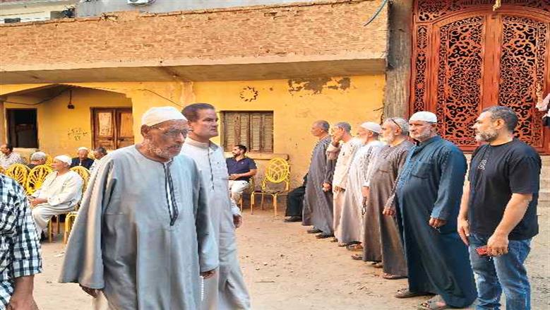 عزاء عمة النجم العالمي محمد صلاح في الغربية.. ووالده يستقبل المعزين
