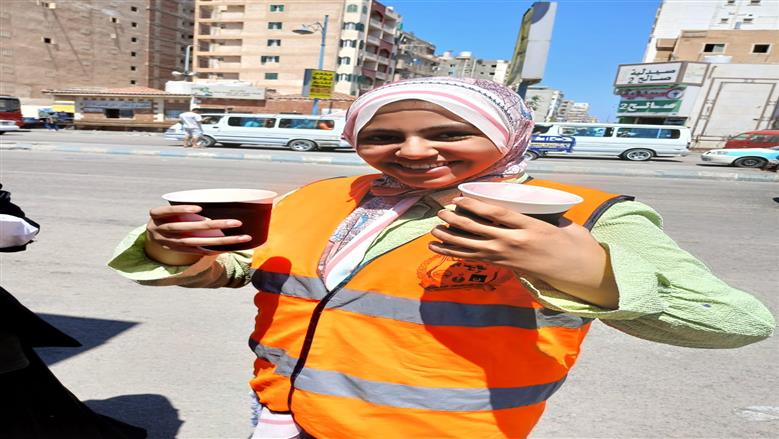 خلال فعاليات مبادرة رواد المحافظات الحدودية بتوزيع العصائر والمشروبات علي عمال النظافة بمرسي مطروح