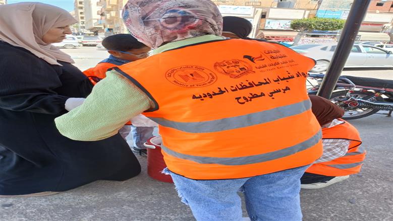 خلال فعاليات مبادرة رواد المحافظات الحدودية بتوزيع العصائر والمشروبات علي عمال النظافة بمرسي مطروح
