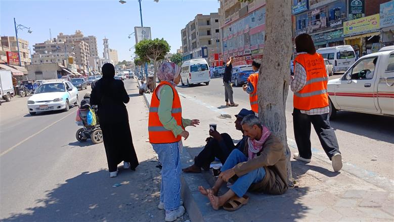 خلال فعاليات مبادرة رواد المحافظات الحدودية بتوزيع العصائر والمشروبات علي عمال النظافة بمرسي مطروح