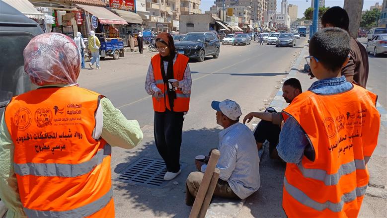 مبادرة «جميلة يا بلدي» توزع مياه مثلجة وعصائر على عمال نظافة مرسى مطروح تقديرا لدورهم