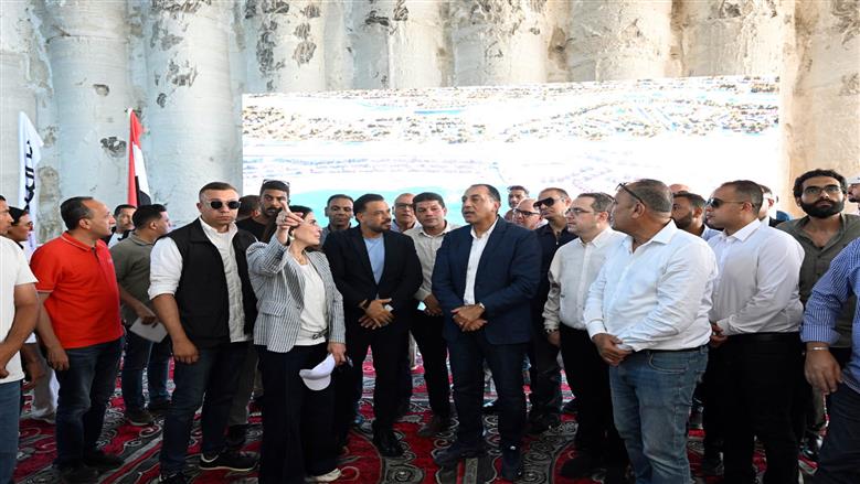 رئيس الوزراء يتفقد مشروع نفق الطريق الساحلي «بو غاز نيو مارينا»