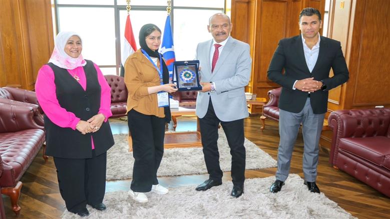 محافظ السويس يكرم أوائل الجمهورية بالتعليم الفني ويمنحهم درع المحافظة تقديراً لتفوقهم