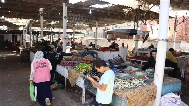 محافظ القليوبية يتفقد سوق بهتيم بعد تسكين الباعة الجائلين ويوجه باستكمال أعمال التطوير