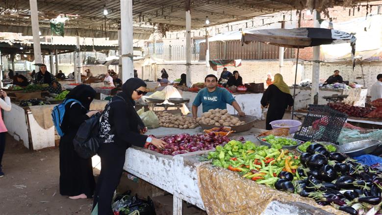 محافظ القليوبية يتفقد سوق بهتيم بعد تسكين الباعة الجائلين ويوجه باستكمال أعمال التطوير