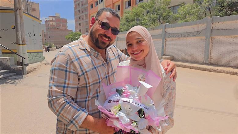 أب يحتفي بابنته بالورود عقب امتحانات الثانوية العامة في كفر الشيخ