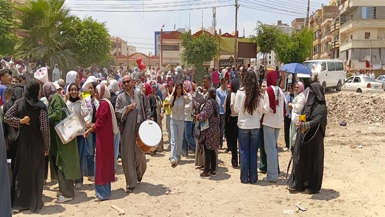 بالمزمار والشماريخ والزغاريد.. طلاب الثانوية العامة في كفر الشيخ يحتفلون بانتهاء الامتحانات