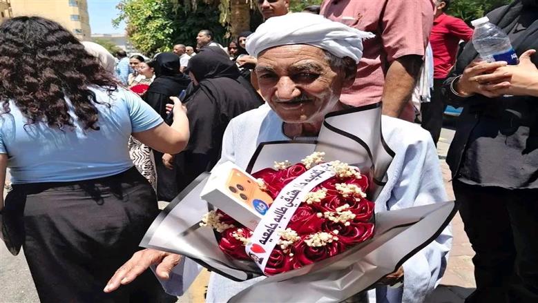 أولياء الأمور يستقبلون أبناءهم بالورود والحلوى أمام اللجان في آخر أيام الامتحانات