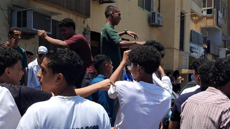 أولياء الأمور يستقبلون أبناءهم بالورود والحلوى أمام اللجان في آخر أيام الامتحانات