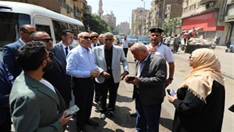 محافظ القاهرة يقود جولة ميدانية مفاجئة في 3 أحياء لإعادة الانضباط للشوارع