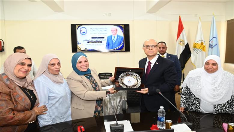 مجلس كلية التمريض يكرم رئيس جامعة أسيوط تقديرا لجهوده في تطوير المنظومة التعليمية