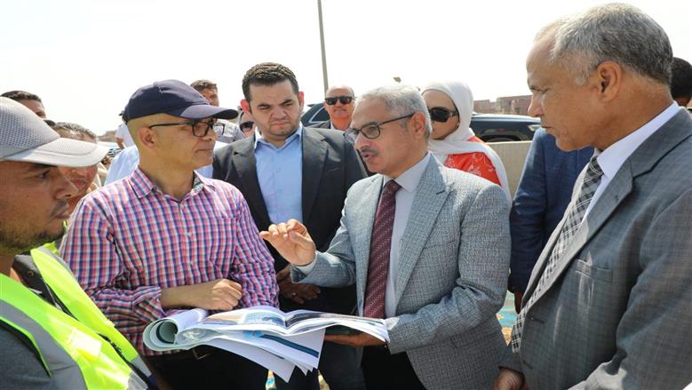 محافظ بني سويف يتفقد أعمال إنشاء كوبري الميمون