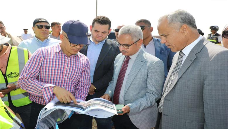 محافظ بني سويف يتفقد أعمال إنشاء كوبري الميمون