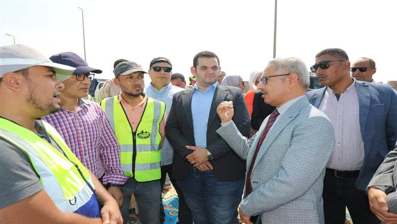محافظ بني سويف يتفقد أعمال إنشاء كوبري الميمون