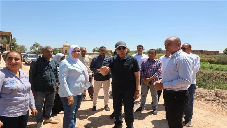 محافظ المنيا يتابع أعمال رصف طريق الشراينة بأعلى معايير الجودة