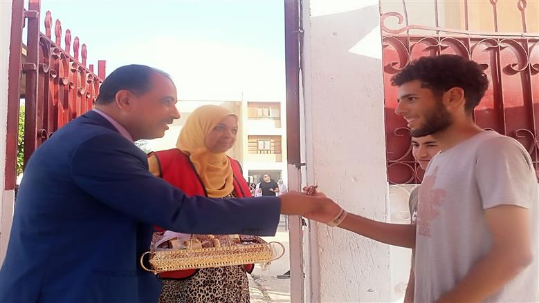 مدير إدارة العبور يوزع شيكولاتة على طلاب الثانوية العامة في آخر أيام الامتحانات