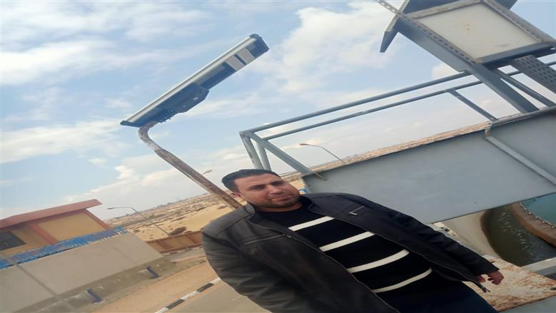 تشغيل أعمدة إنارة بالطاقة الشمسية