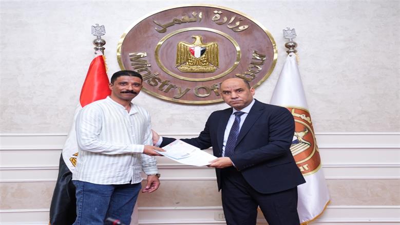 وزير العمل يسلم العقود للشباب