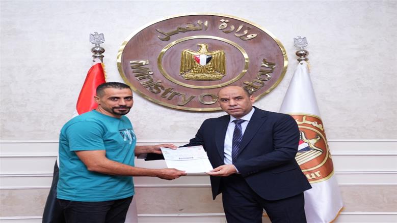 وزير العمل يسلم العقود للشباب