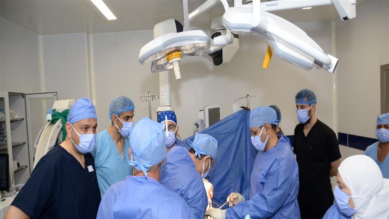 الأولي من نوعها .. مستشفى الإصابات بجامعة أسيوط تنظم ورشة عمل للتدخل المحدود لتغيير مفصل الحوض بمشاركة الخبير البلجيكي كريس كاميل