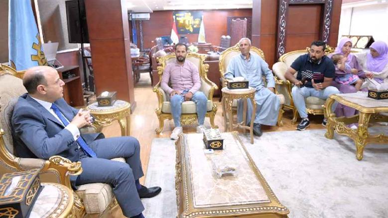 محافظ الغربية يكرّم بطلي شهامة واقعة سيارة طنطا