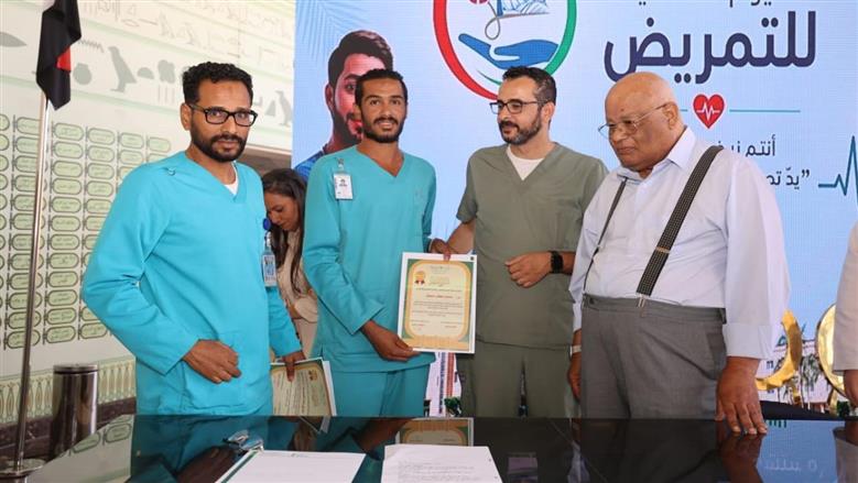 تكريم الممرضين والممرضات تقديرًا لجهودهم في رعاية مرضى السرطان بالمجان