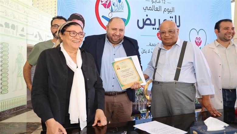 تكريم الممرضين والممرضات تقديرًا لجهودهم في رعاية مرضى السرطان بالمجان
