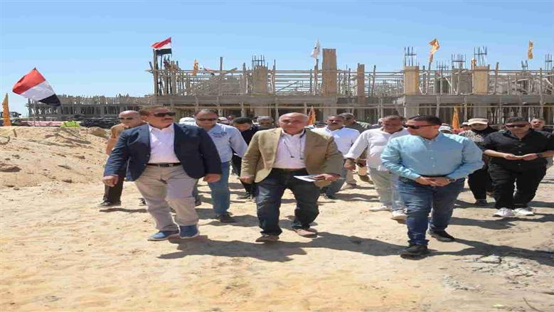 محافظ بورسعيد يتفقد الإسكان التعاونى