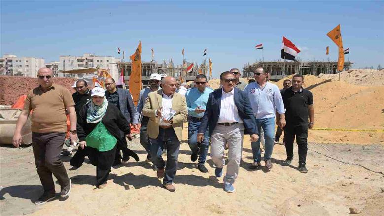 محافظ بورسعيد يتفقد الإسكان التعاونى