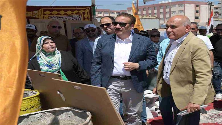 محافظ بورسعيد يتفقد الإسكان التعاونى