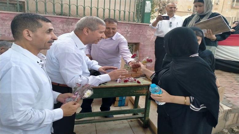 بعد ارتدائهن الأسود حدادًا على زميلتهن.. ورود ومياه لدعم طالبات لجنة فاقوس نفسيًا
