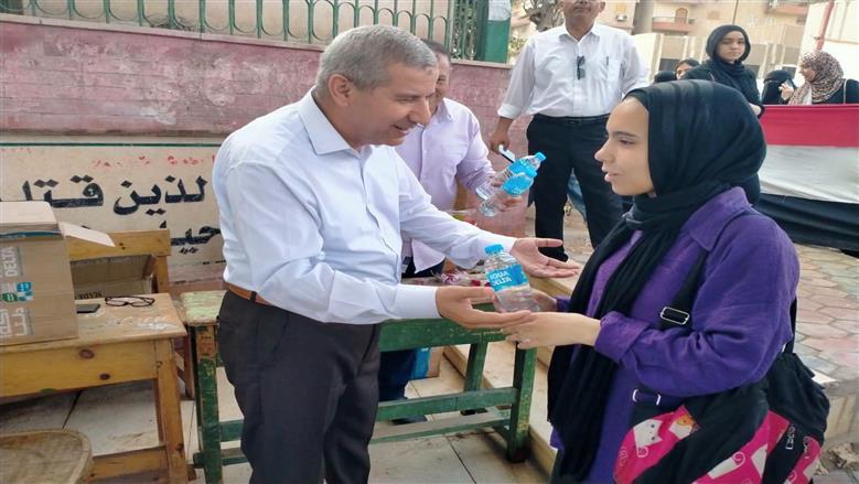 بعد ارتدائهن الأسود حدادًا على زميلتهن.. ورود ومياه لدعم طالبات لجنة فاقوس نفسيًا
