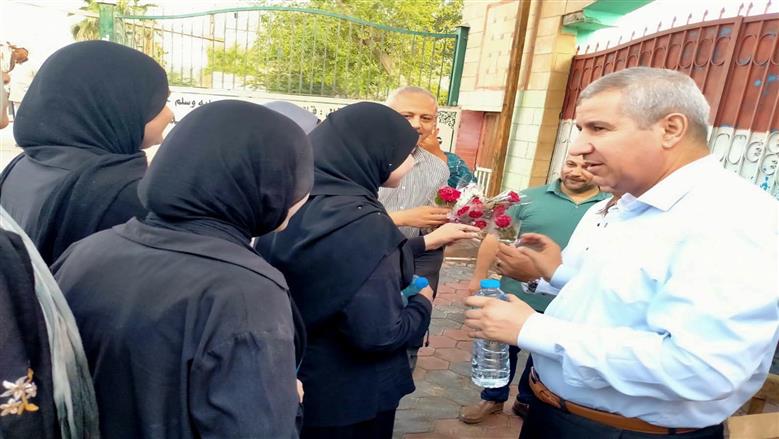 بعد ارتدائهن الأسود حدادًا على زميلتهن.. ورود ومياه لدعم طالبات لجنة فاقوس نفسيًا