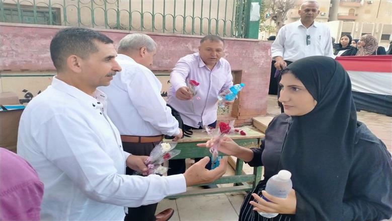 بعد ارتدائهن الأسود حدادًا على زميلتهن.. ورود ومياه لدعم طالبات لجنة فاقوس نفسيًا