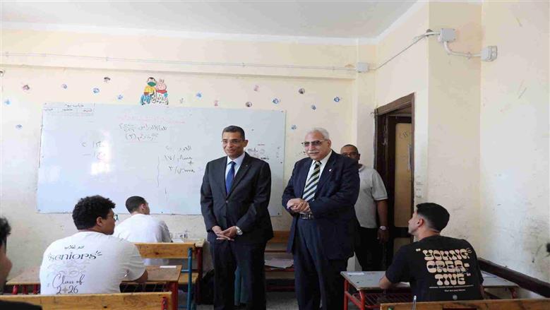 جولة لمحافظ البحر الأحمر بلجان الثانوية.. وتباين آراء الطلاب بين الكيمياء والجغرافيا