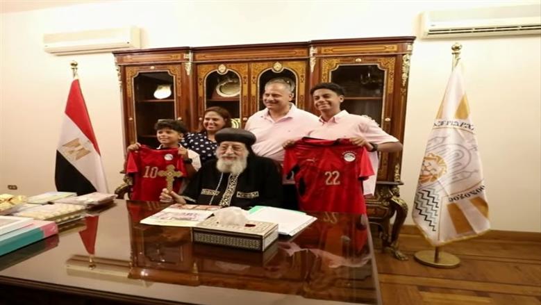البابا تواضروس الثاني يوقع قمصان منتخب مصر لأطفال خلال زيارة أسرية في الإسكندرية