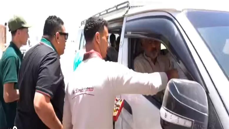 خلال استقبال زوار مطروح بمدخل مدينة مرسي مطروح بالامور والهدايا